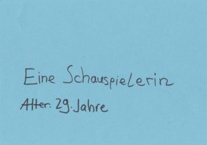 Handgeschriebener Text: Eine Schauspielerin Alter: 29 Jahre