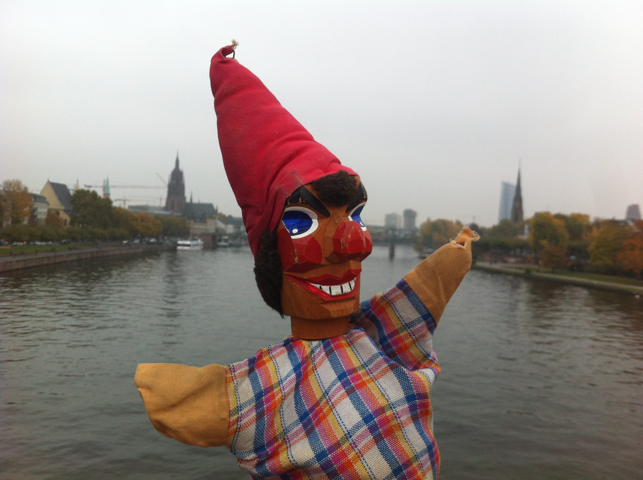 Kasper in Frankfurt mit Blick auf den Main