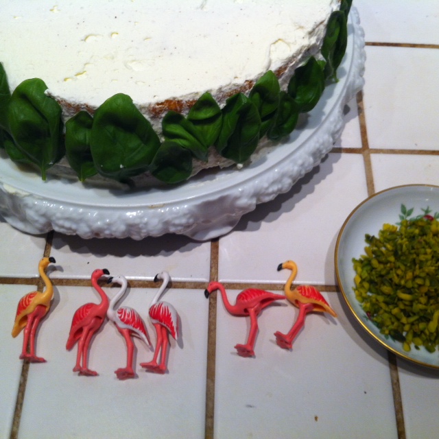 Torte mit Flamingos daneben