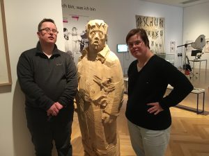 Angela Fritzen (rechts) und Björn Langenfeld (links) mit Otto. Skulptur von Markus Keuler. In der TOUCHDOWN Ausstellung in Bonn.